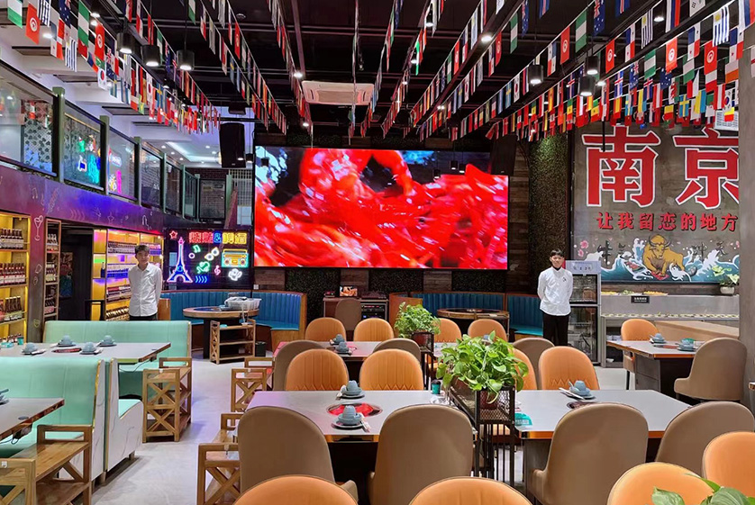 火锅是一种共享的餐饮方式。在火锅前，人们会围坐在一起，一边煮食一边聊天