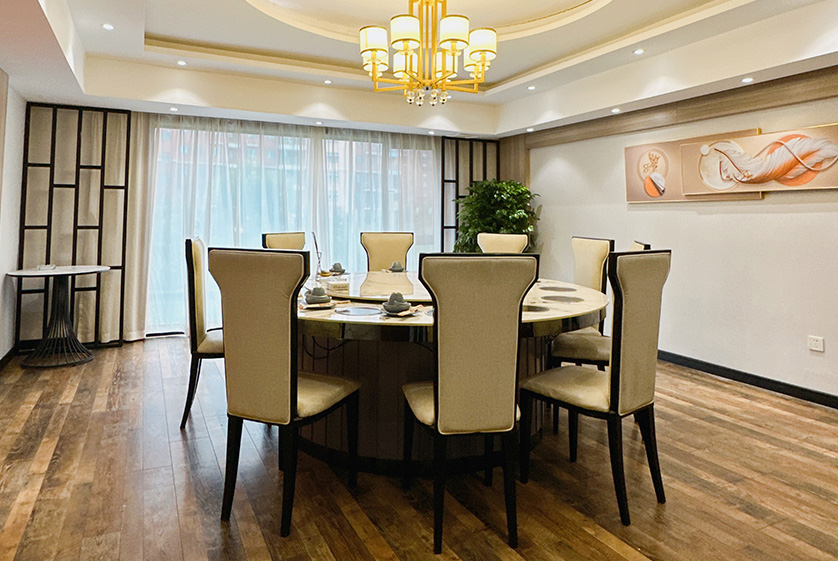 在寒冷的冬天里，火锅不仅可以解决人们的饥饿问题，还可以温暖身心。