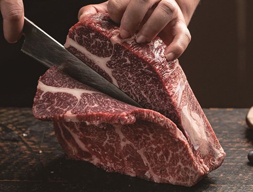 热气腾腾的锅底和食材，能够让人们感受到一种温暖，缓解身体的寒冷感。