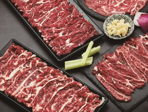 火锅以其丰富多样的食材、独特的烹饪方式和强烈的社交属性，成为了中国特色美食之一